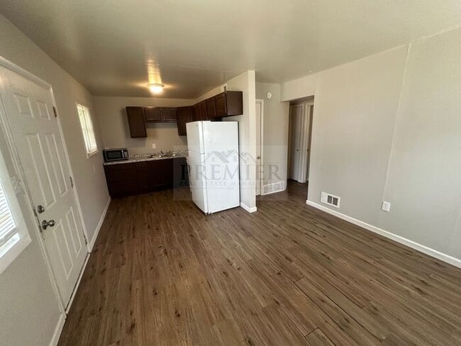 Building Photo - 2 bd/1 ba duplex 6111 E 153rd St #A, Grand...