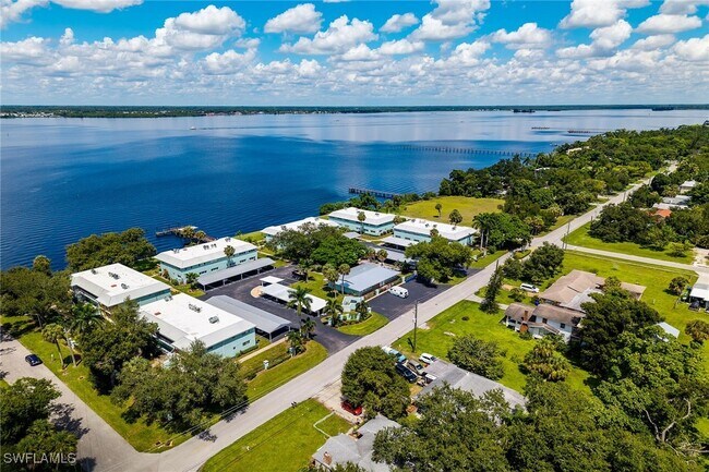 Building Photo - 3225 E Riverside Dr