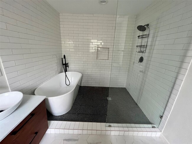 Building Photo - 302 Moody St