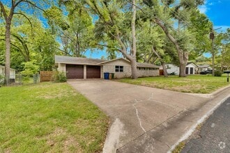 Building Photo - 11405 Oakwood Dr