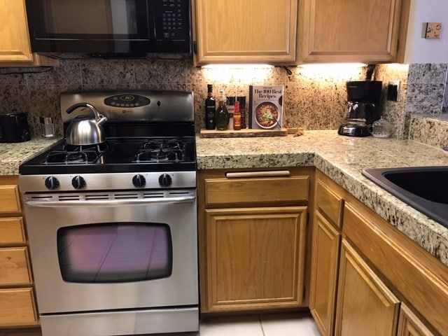Great space for cooking, under cabinet lighting - 29509 Cara Way