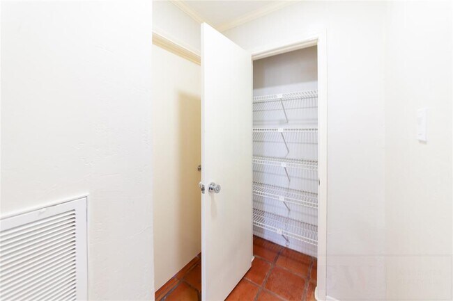 Building Photo - 22538 Market Square Ln