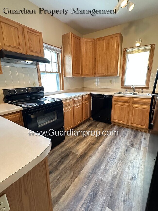 Building Photo - South Minneapolis SFH, Fenced Yard, 1 Car Garage, Dishwasher, Laundry, October Availability