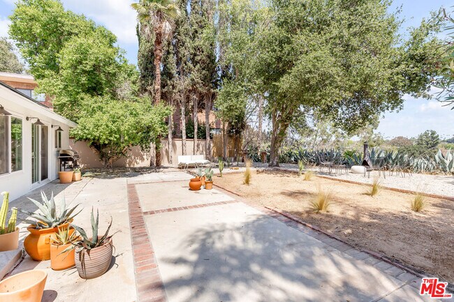 Building Photo - 508 N Avenue 66