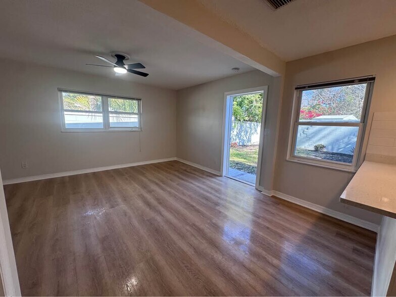 Building Photo - 5547 Kingswood Dr