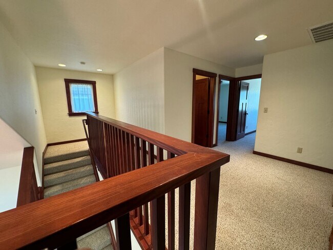 Building Photo - 4br/3bth CRAFTSMAN STYLE HOUSE in Arcata