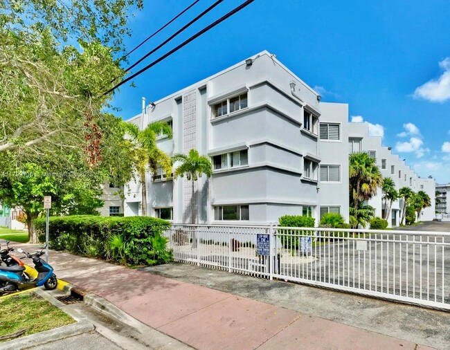 Building Photo - 2233 Calais Dr