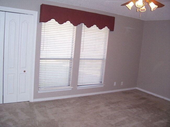 Building Photo - 410 Deepwood Dr