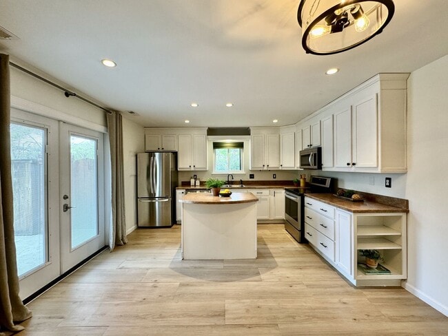 Building Photo - READY 06-11-26!! Fantastic Condo By The Beach! Fenced Patio - All Appliances - Community Pool!