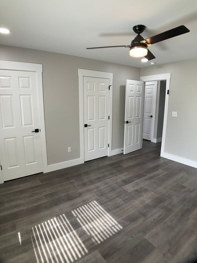 Building Photo - Gorgeous, Fully Renovated, 1 Level Living!