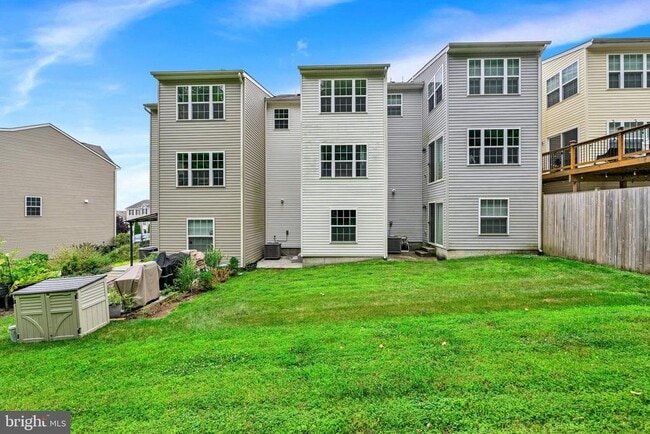 Building Photo - 713 English Ivy Way