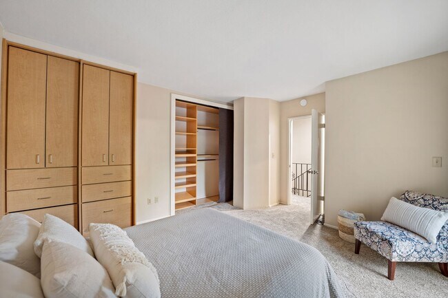 Building Photo - Bryn Mawr 3+2 condo with community pool!