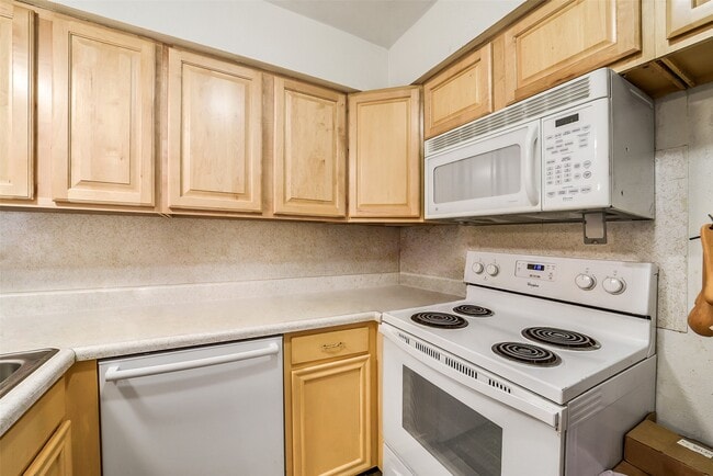 Building Photo - 923 Wax Myrtle Ln