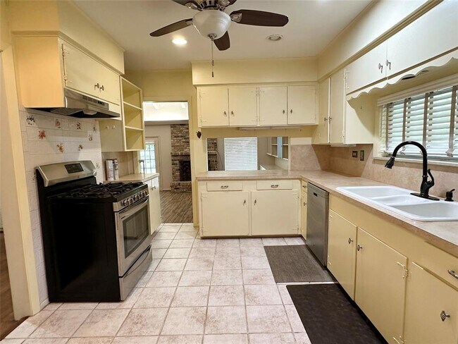 Building Photo - 709 W 34th St