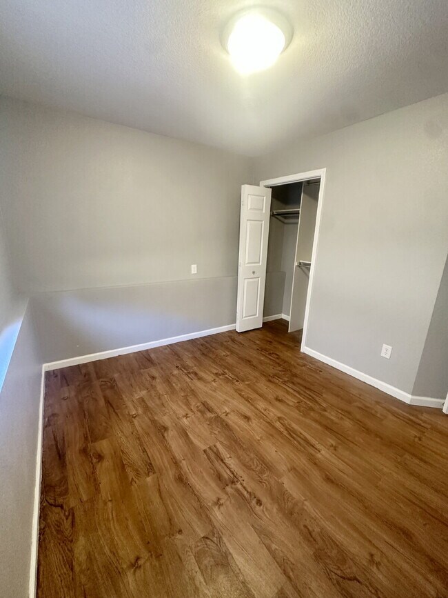 Building Photo - 216 Country West Rd