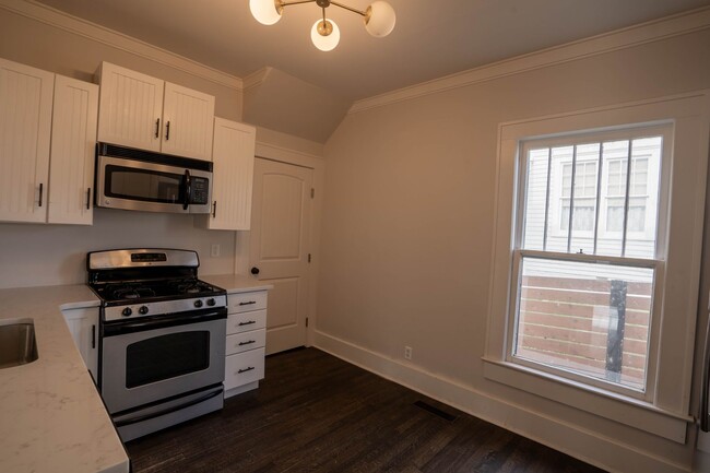Building Photo - Gorgeous 3 Bed 2 Bath In Quiet Neighborhood