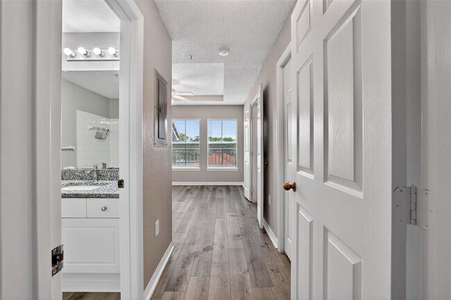 Building Photo - 18001 Richmond Pl Dr