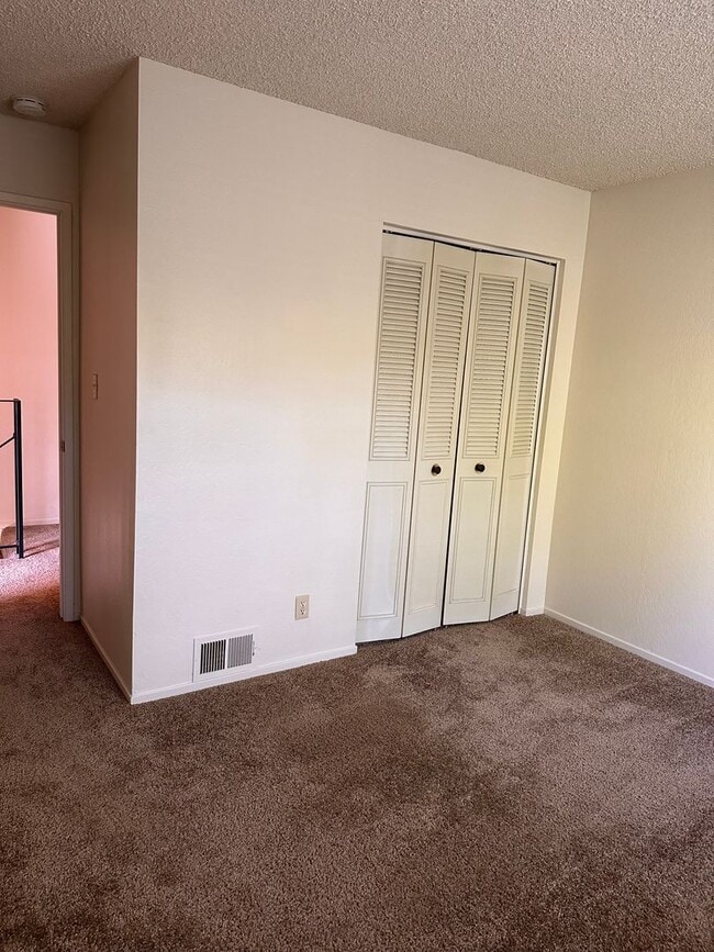 Building Photo - Charming 2-Bedroom Townhome in North Davis...