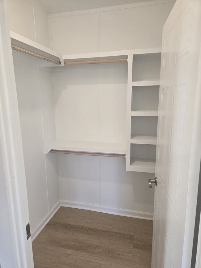 Building Photo - 223 E Park Ave