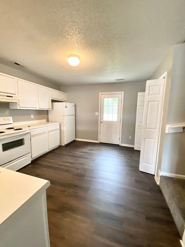 Building Photo - Well Maintained 2 Bedroom Townhome!
