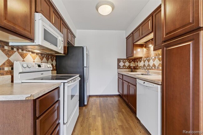 Building Photo - 26070 N Lake Dr