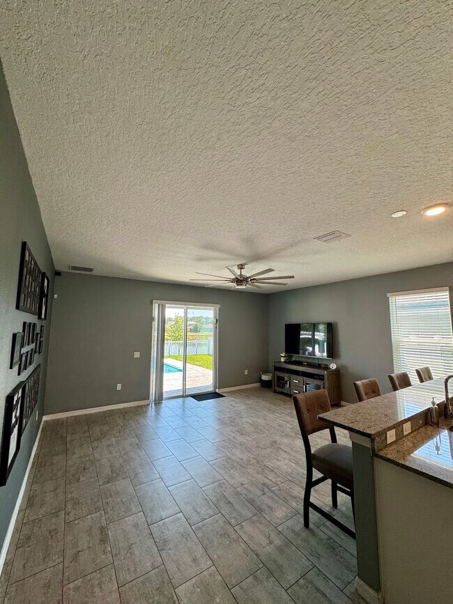 Building Photo - Spacious 5-Bedroom Pool Home for Rent in H...