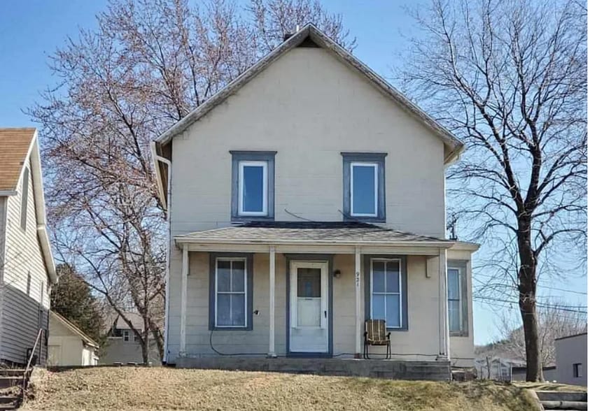 Building Photo - 921 N Riverfront Dr