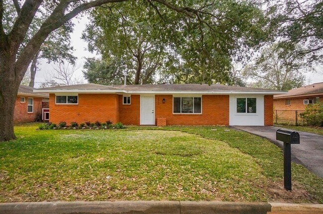 Building Photo - 1941 Heights Dr