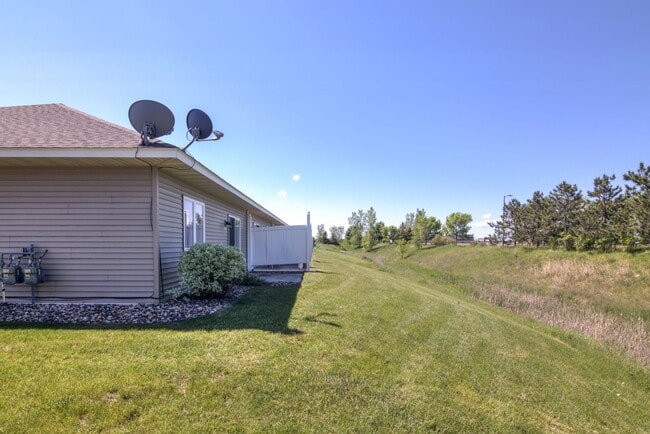 Building Photo - 2 Bedroom Town Home