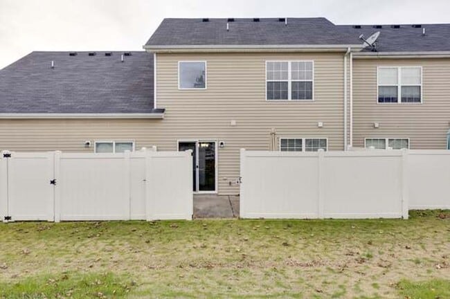 Building Photo - The Villas at Evergreen Farms / 3 Bedroom / 3 Bathroom / Fenced Patio / 1 car garage