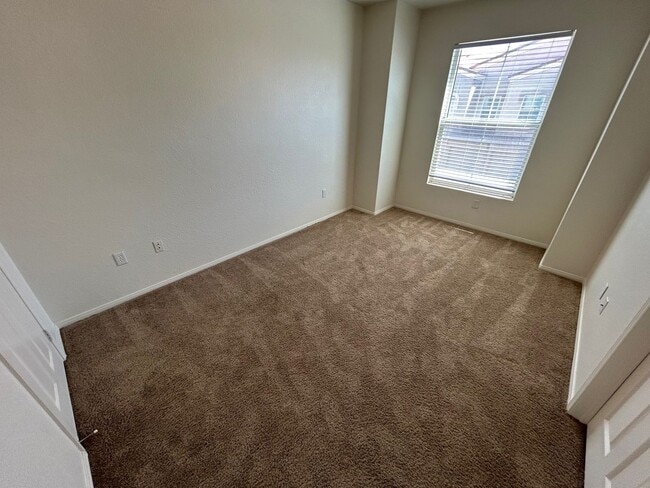 Building Photo - GREAT 2 BEDROOM CONDO IN NORTHWEST GATED C...