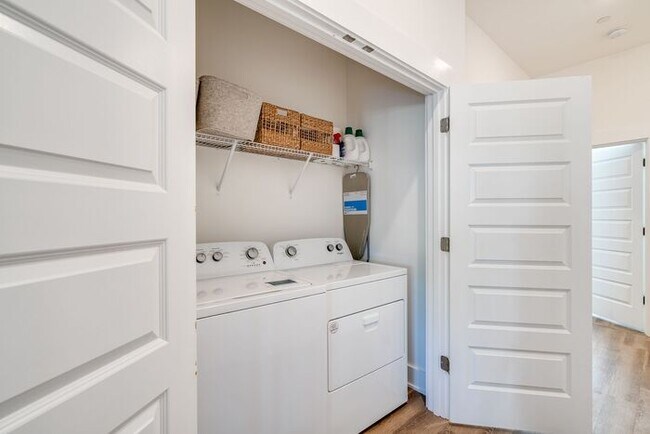 Building Photo - Fully Furnished near Soccer stadium