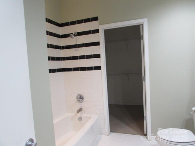 Building Photo - 2125 Southend Dr