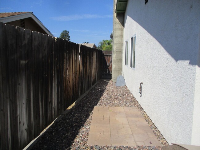 Building Photo - Spacious & Clean 4 Bdr 2 Ba 1 story home i...