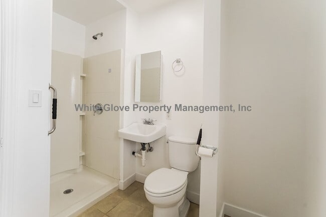 Building Photo - Charming Upstairs One Bedroom Apartment