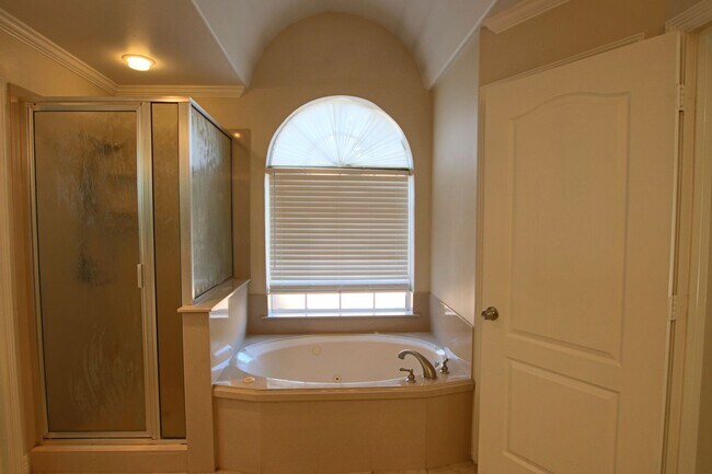 Building Photo - 1202 River Bend Dr