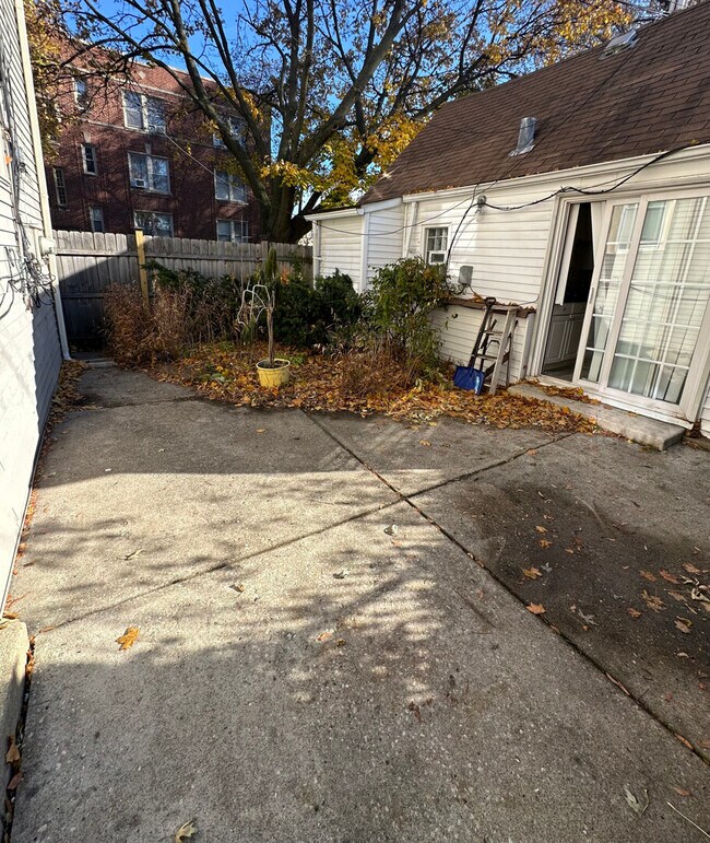 Building Photo - 1501 W Highland Ave