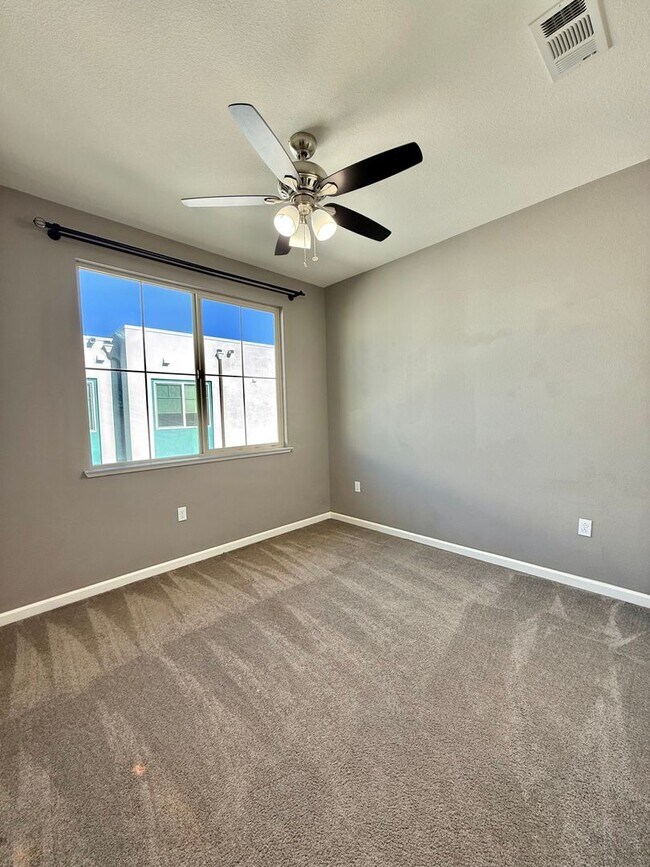 Building Photo - Beautiful 4 Bedroom, 3.5 Bathroom Home in Desirable Communication Hills