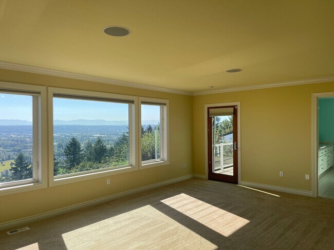 Building Photo - Spacious 4-Bedroom Home with Cascade & Val...
