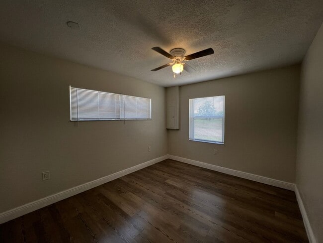 Building Photo - 3 Bedroom 1 1/2 Bath Fort Pierce