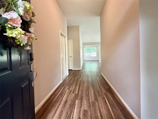 Building Photo - 4006 Hunnington Dr
