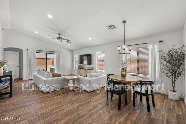 Building Photo - 3402 E Menadota Dr