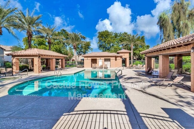 Building Photo - 2544 E Vermont Dr