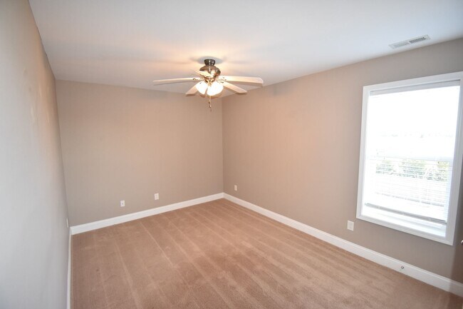 Building Photo - 4 Bedrooms and 2.5 Bath in Patriot Park Vi...