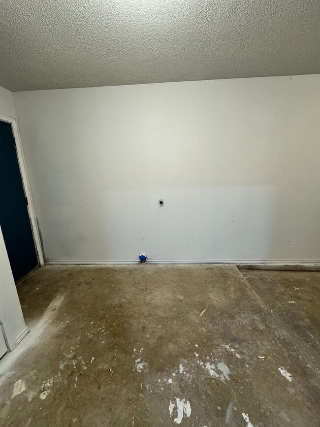 Building Photo - "Charming Lubbock Home: 3-Bedroom, 2-Bath Sanctuary with 1157 Sq Ft of Comfort!"