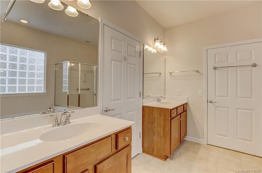 Master Bath Sinks - 8118 Crater Lake Dr