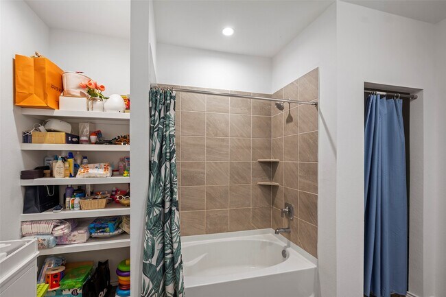 Building Photo - 5223 Mossdale Blf Ln