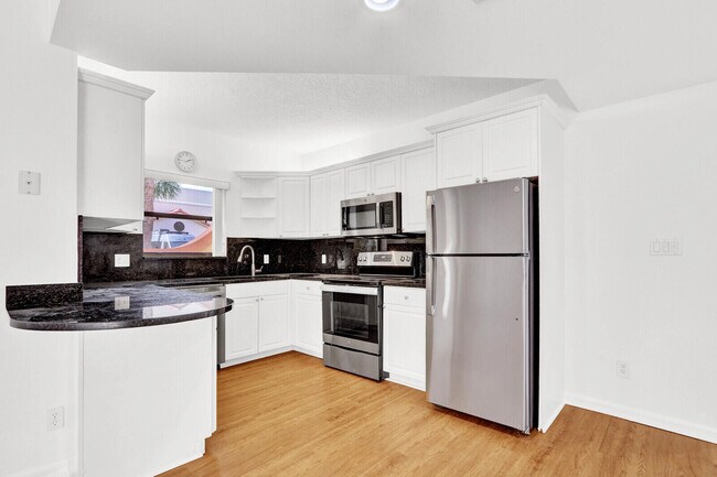 Building Photo - 52 Uno Lago Dr