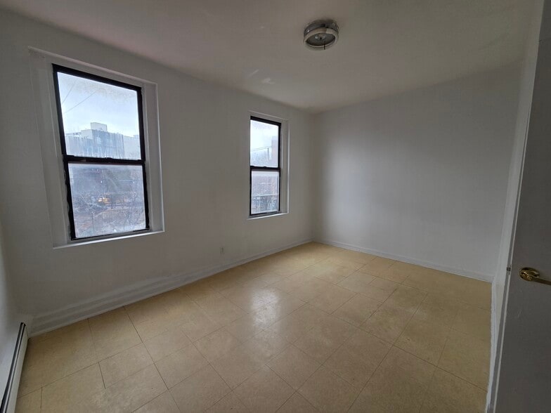 Largest Bedroom - 809 Astoria Blvd