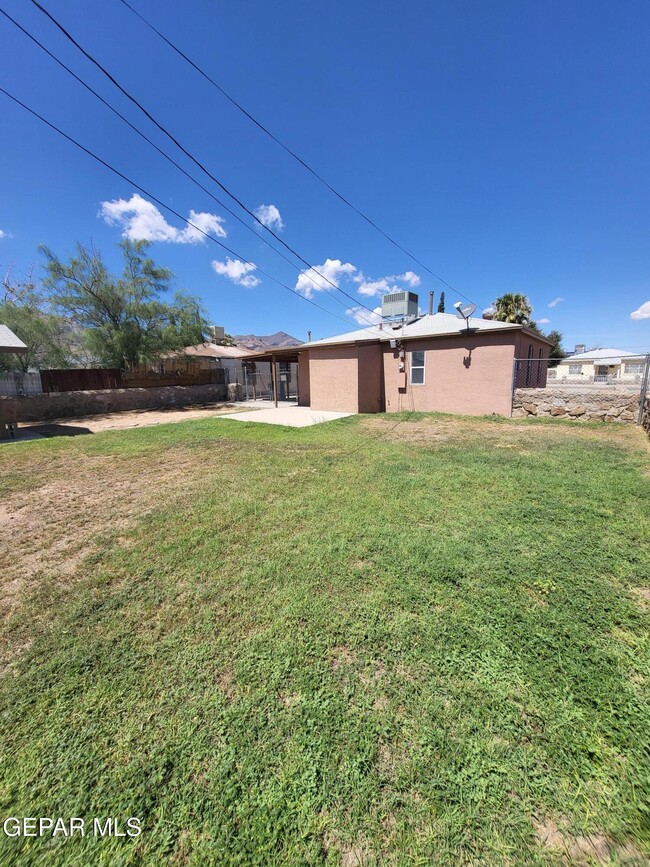 Building Photo - 4600 Sierra Vista Dr